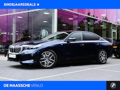 BMW 5-serie - 550e xDrive M Sport Automaat / Panoramadak / Stoelverwarming / Adaptieve LED / Driving Ass