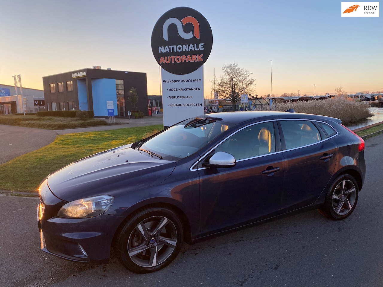 Volvo V40 - 2014 * 2.0 D4 Summum Business * LMV * R-DESIGN LOOK * - AutoWereld.nl