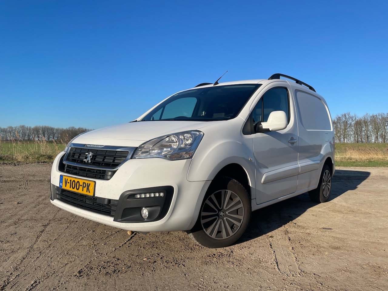 Peugeot Partner - 120 1.6 BlueHDi 100 L1 Premium Pack Carplay/Trekhaak/Inbouwkasten - AutoWereld.nl