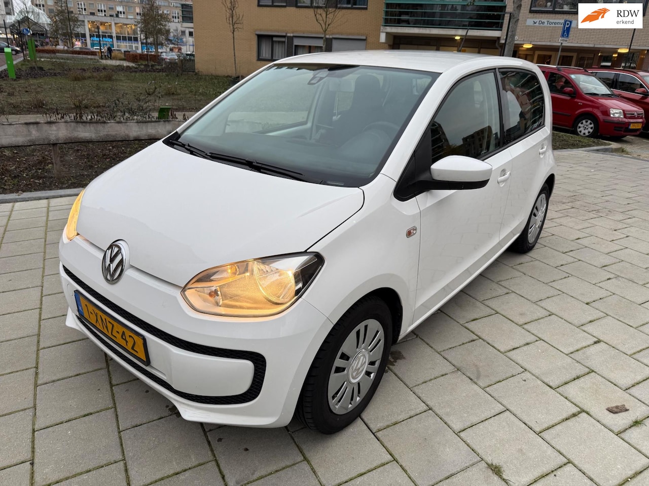 Volkswagen Up! - 1.0 move up! BlueMotion | Airco | Navi | 5-deurs - AutoWereld.nl