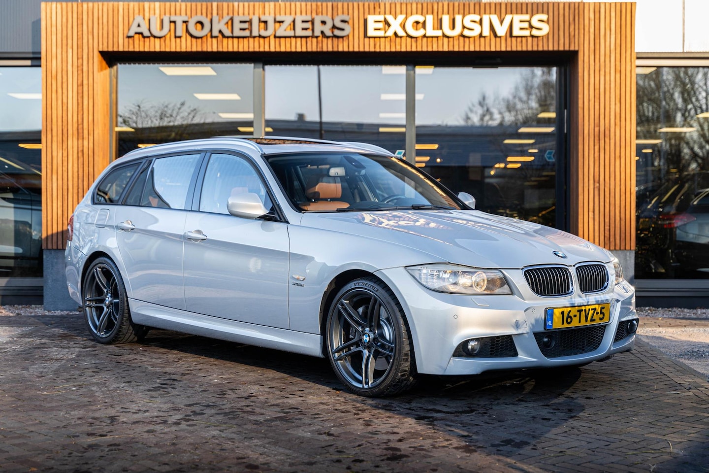 BMW 3-serie Touring - 335xi Luxury Line M pakket Org NL NAP panorama dak Leer dealer onderhouden - AutoWereld.nl