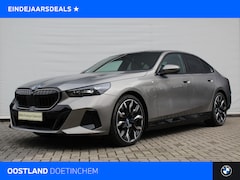 BMW 5-serie - 550e xDrive M Sport Automaat / Panoramadak / Adaptief onderstel / Stoelventilatie / Parkin