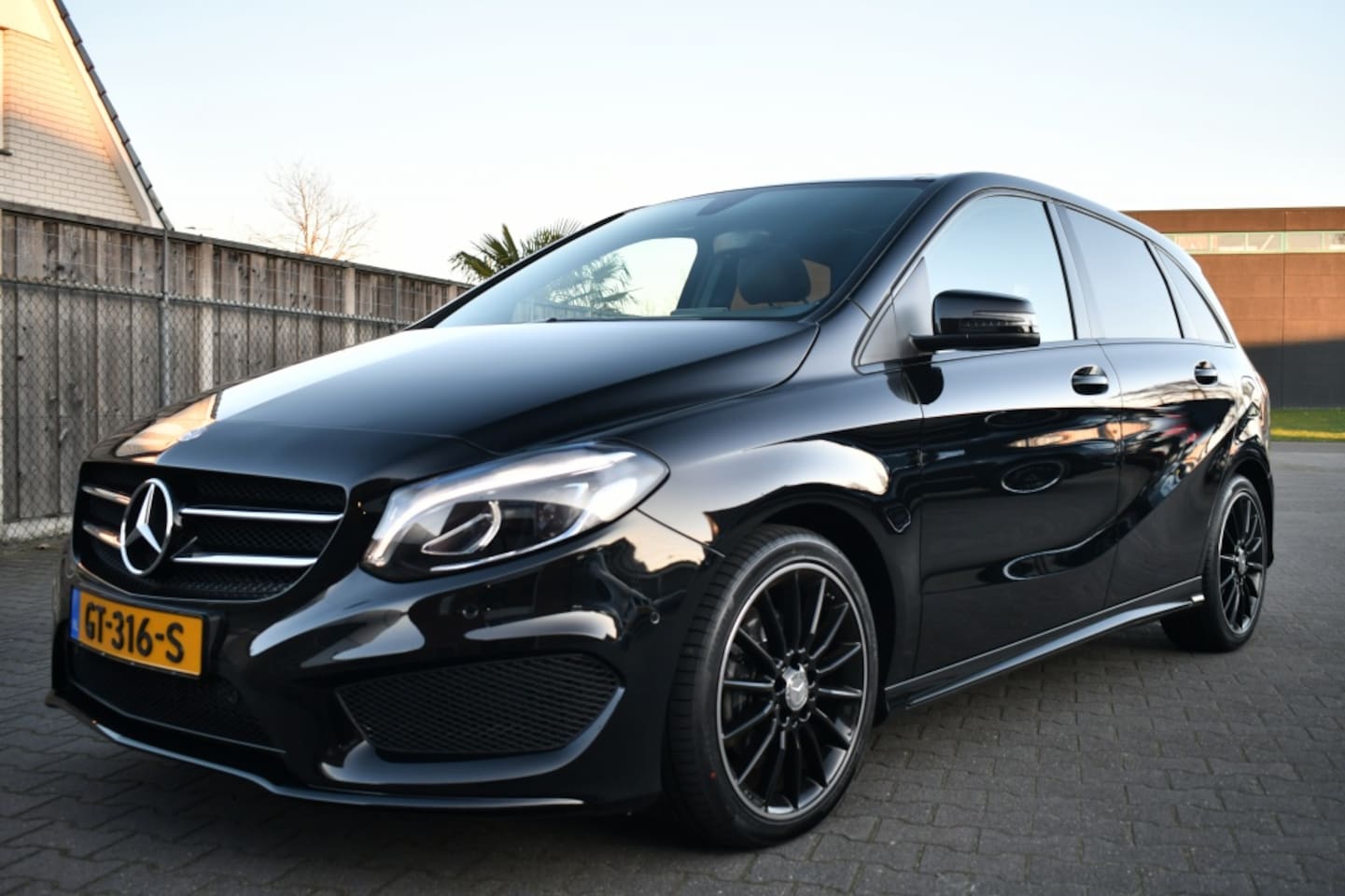 Mercedes-Benz B-klasse - 180 AMG AUT Night Edition Pano|Camera|Trekhaak - AutoWereld.nl