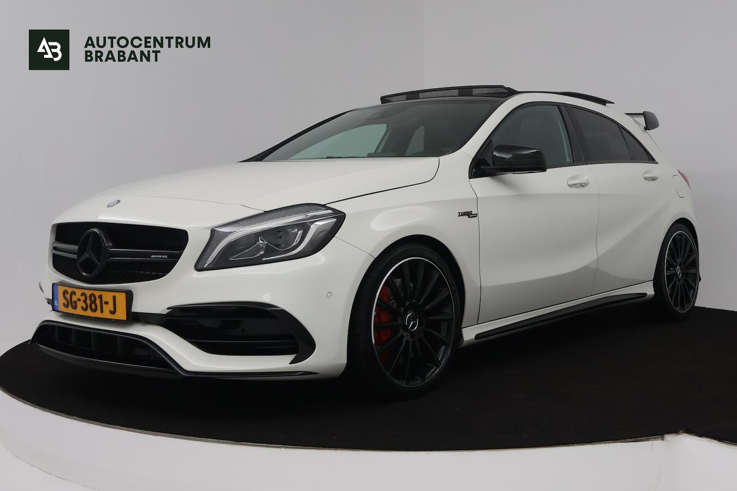 Mercedes-Benz A-klasse - AMG 45 4MATIC (PANORAMADAK, AERO PAKKET, STOELVERWARMING, ACHTERUITRIJCAMERA) - AutoWereld.nl
