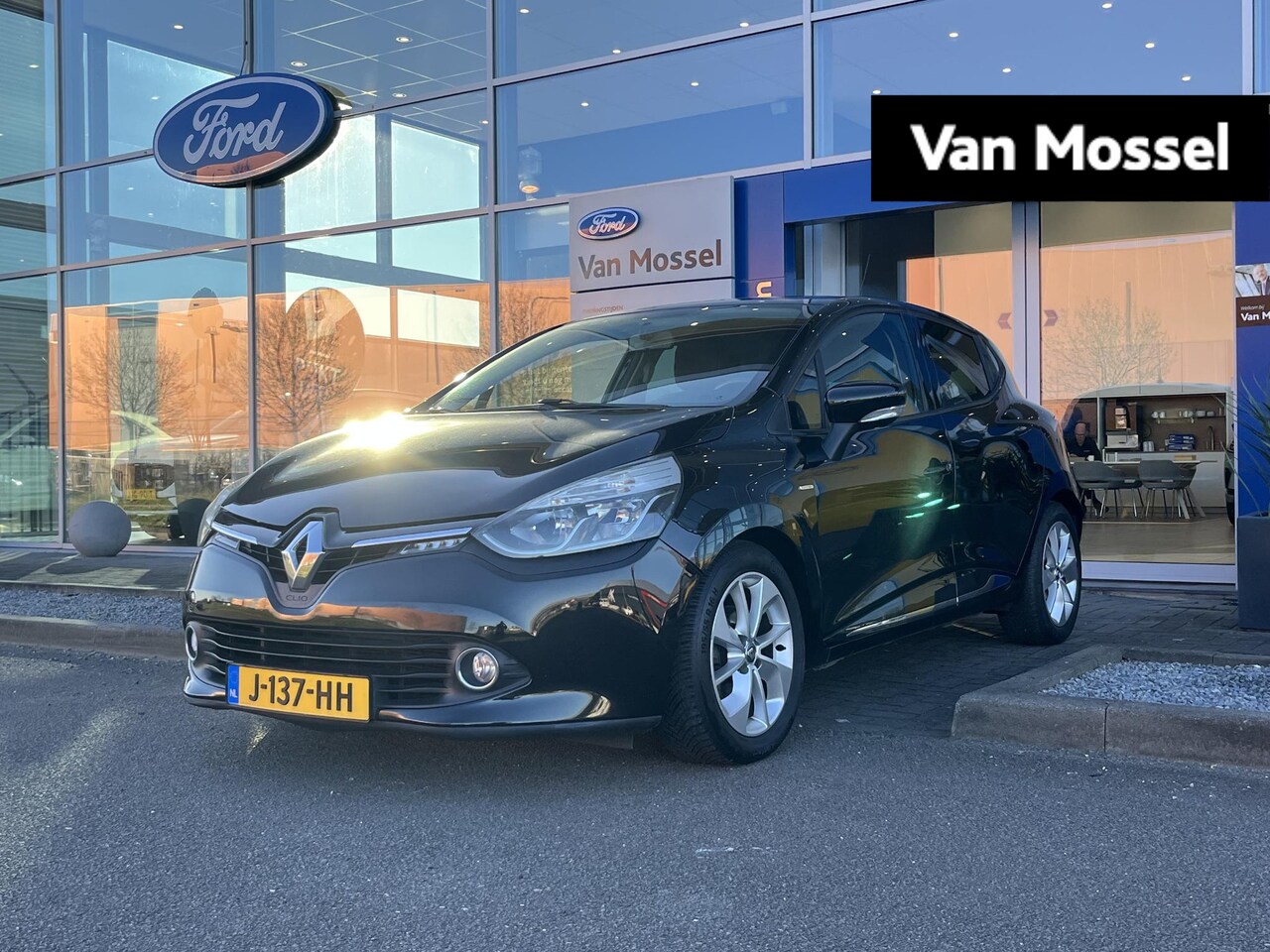 Renault Clio - 0.9 TCe Limited | Cruise Control | Airco | Trekhaak | Navigatie | Parkeersensoren Achter | - AutoWereld.nl