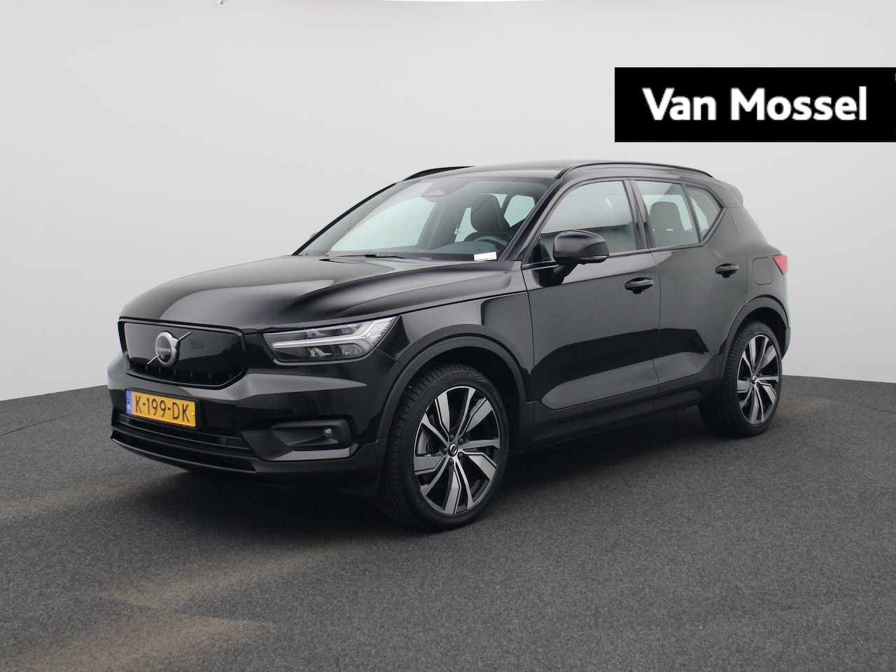 Volvo XC40 - Recharge P8 AWD R-Design | Panoramadak | Harman Kardon | Stoelverwarming | Stuurverwarming - AutoWereld.nl