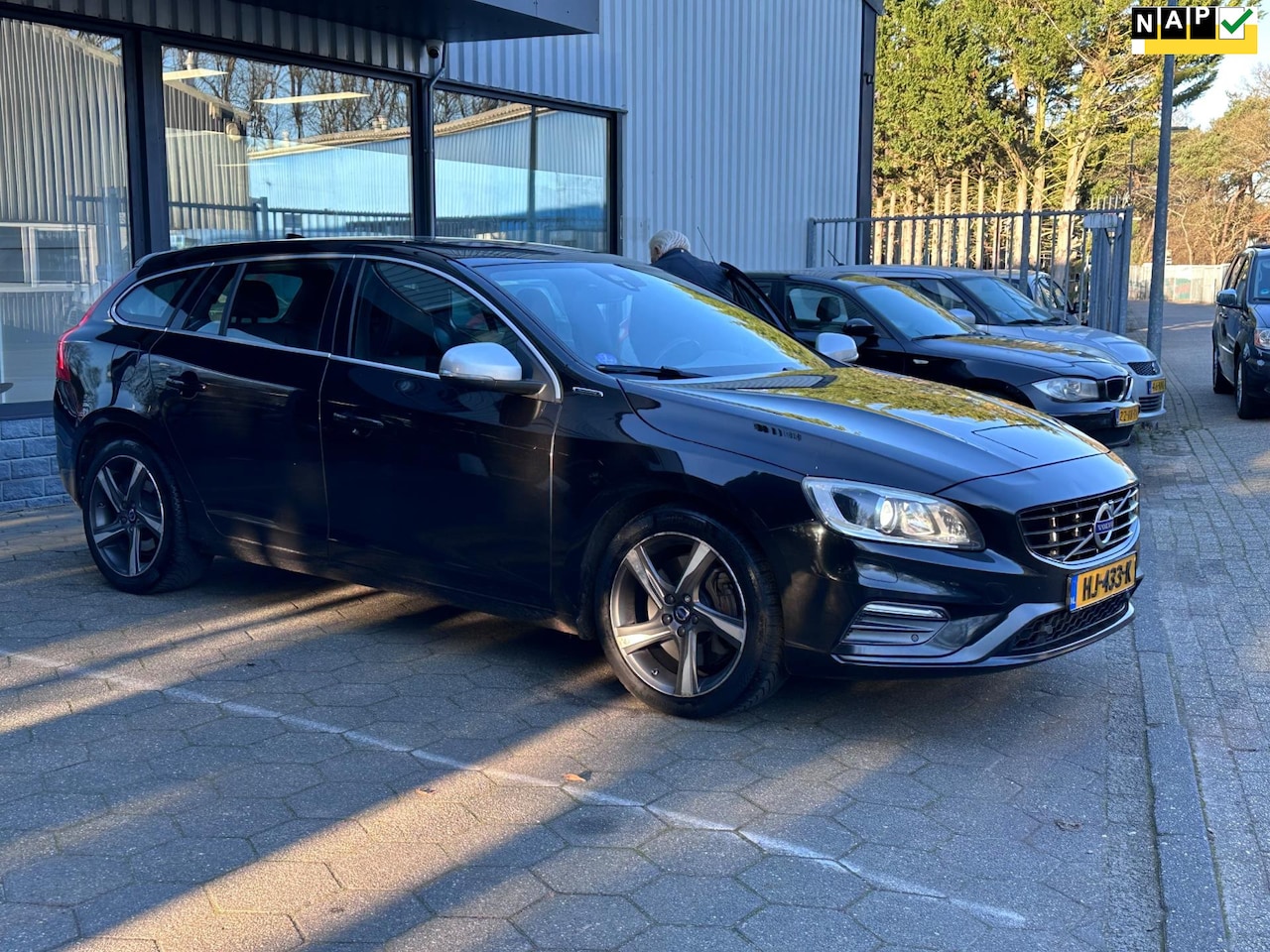 Volvo V60 - 2.4 D6 Twin Engine R-Design l leder/ airco/Navigatie/ - AutoWereld.nl