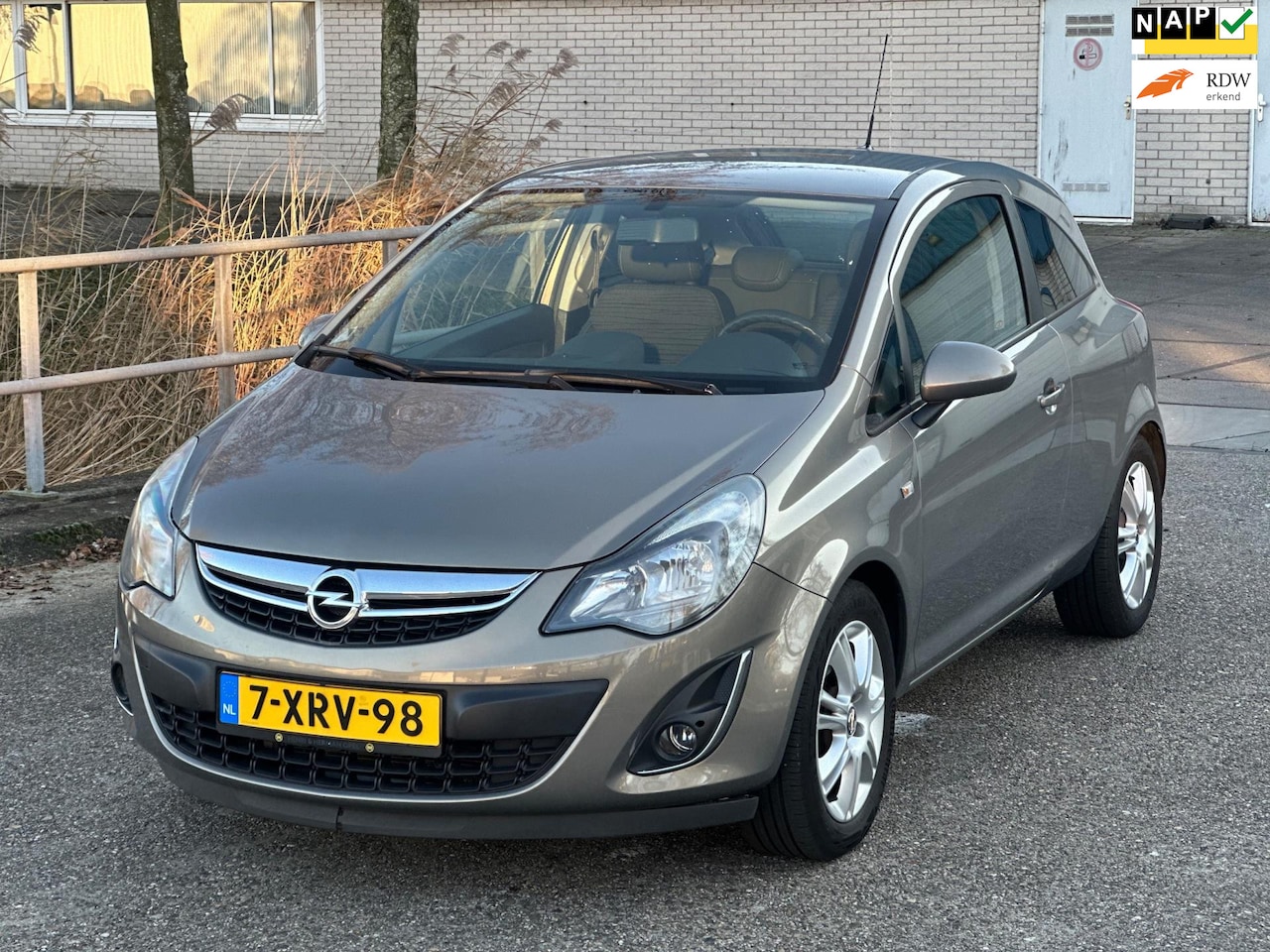 Opel Corsa - 1.4-16V BlitZ!2014!Navi!LM.velgen!NAP! - AutoWereld.nl
