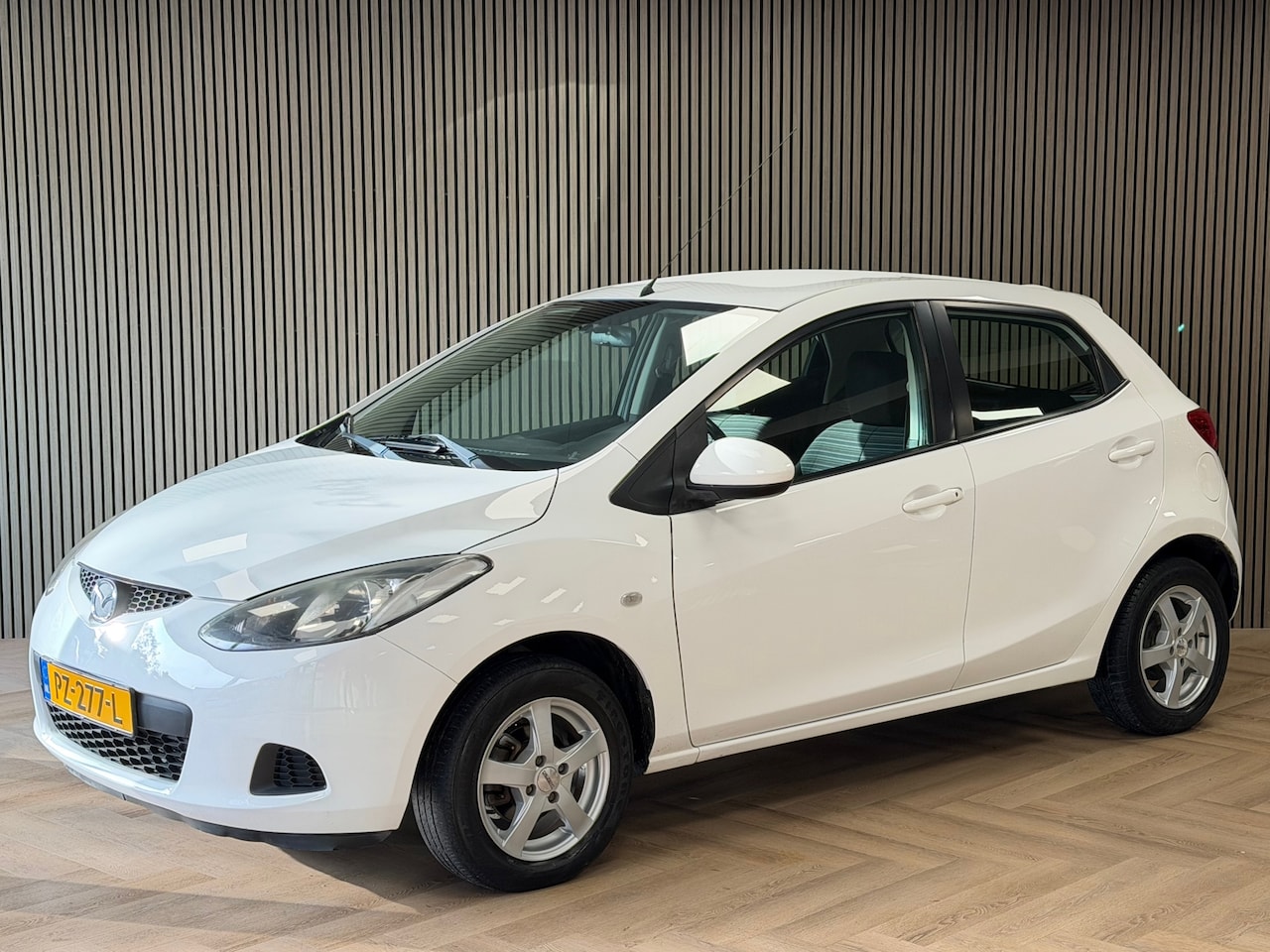 Mazda 2 - AUTOMAAT PARKEERSENSOREN ACHTER AIRCO - AutoWereld.nl