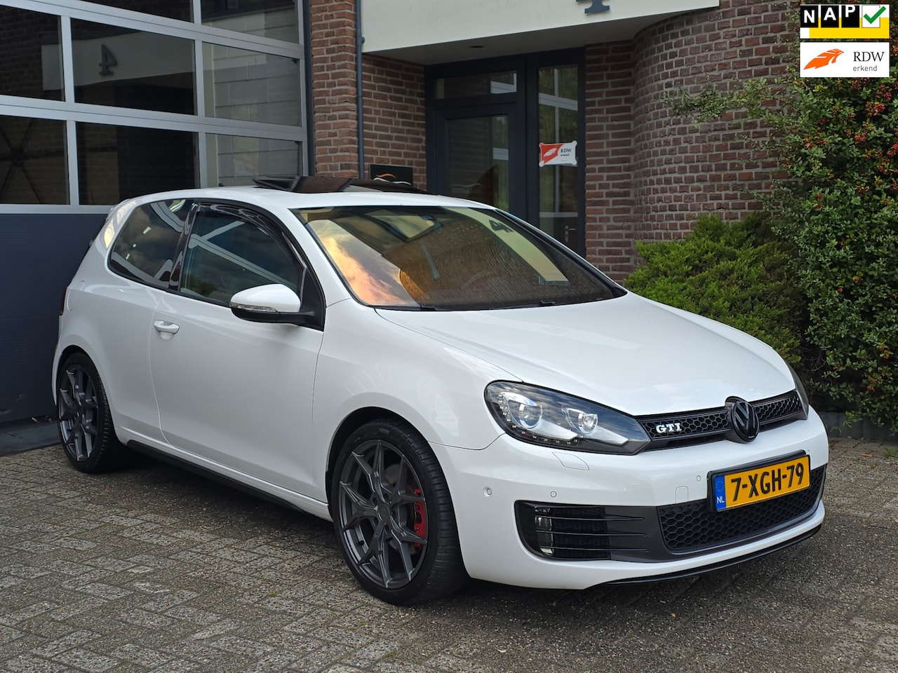 Volkswagen Golf - 2.0 GTI Edition |Milltek |DSG |Led |Leer - AutoWereld.nl