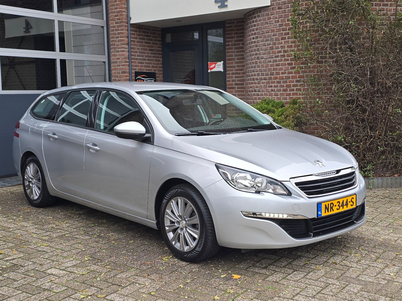 Peugeot 308 SW - 1.2 PureTech Blue Lease Nap|Trekhaak |Navi |PDC - AutoWereld.nl
