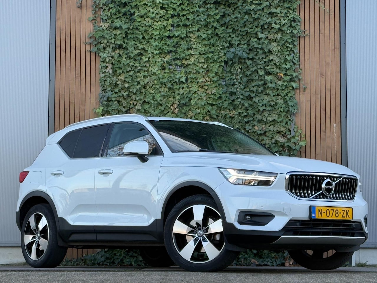 Volvo XC40 - 2.0 T4 AWD|LEDER|CAMERA|TREKHAAK|HARMAN/KARDON - AutoWereld.nl