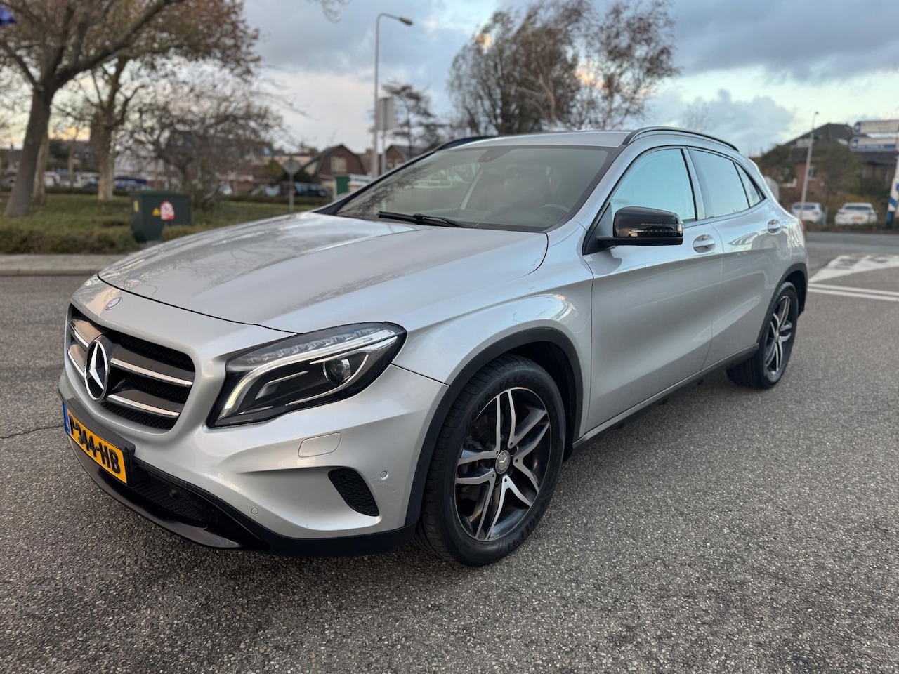Mercedes-Benz GLA-Klasse - 180 / automaat / navi / cruise.control / camera / elek.pakket / pdc / lmv / leder / elek.k - AutoWereld.nl