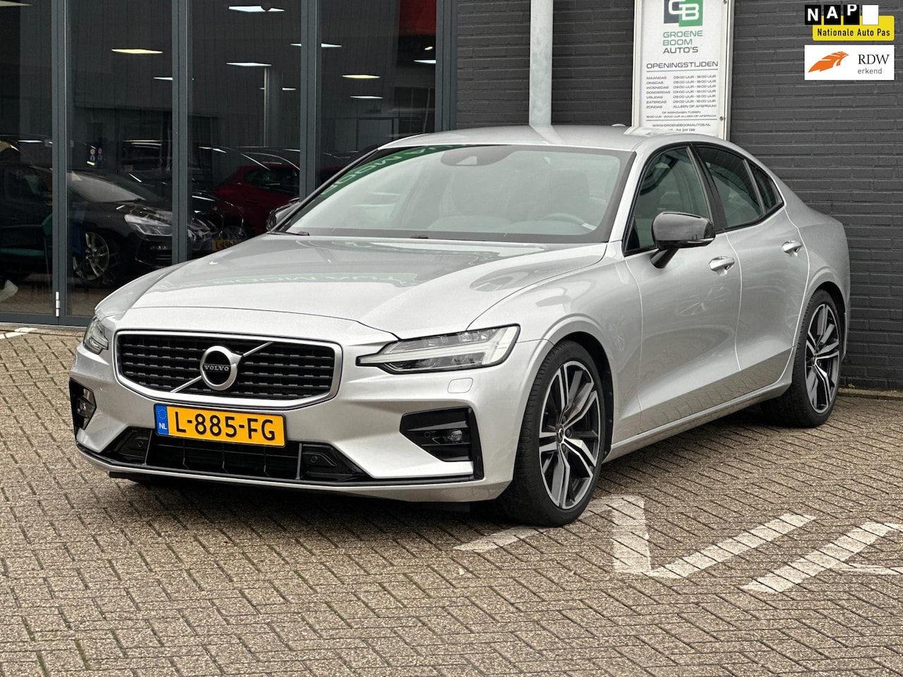 Volvo S60 - 2.0 T4 R-Design/1STE EIG/CARPLAY/NAVI/STOELVERWARMING/NETTE STAAT!! - AutoWereld.nl