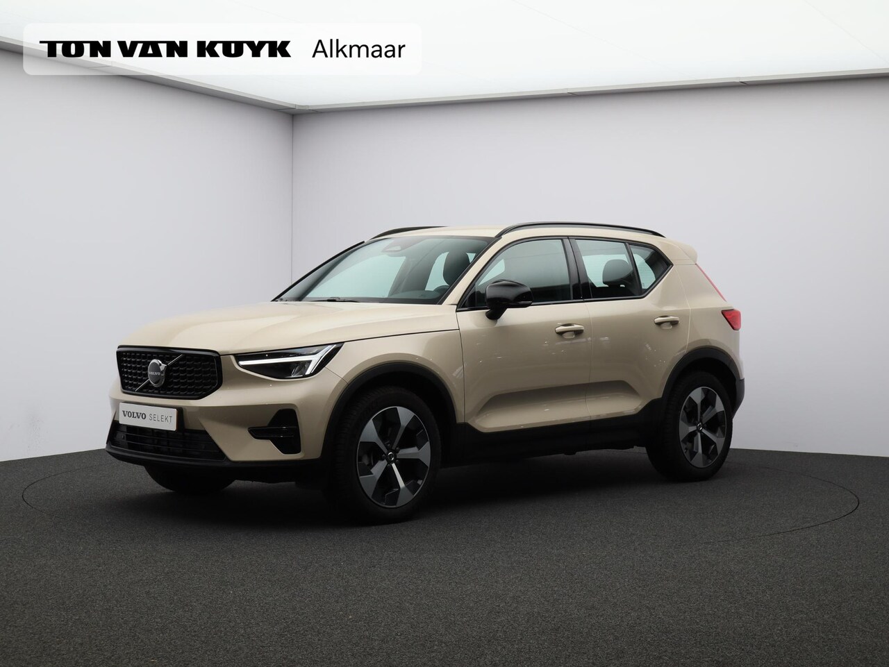 Volvo XC40 - 2.0 B4 Plus Dark / Trekhaak / Harman Kardon / Elektr. bed. stoelen / Stoel+stuur+voorruitv - AutoWereld.nl
