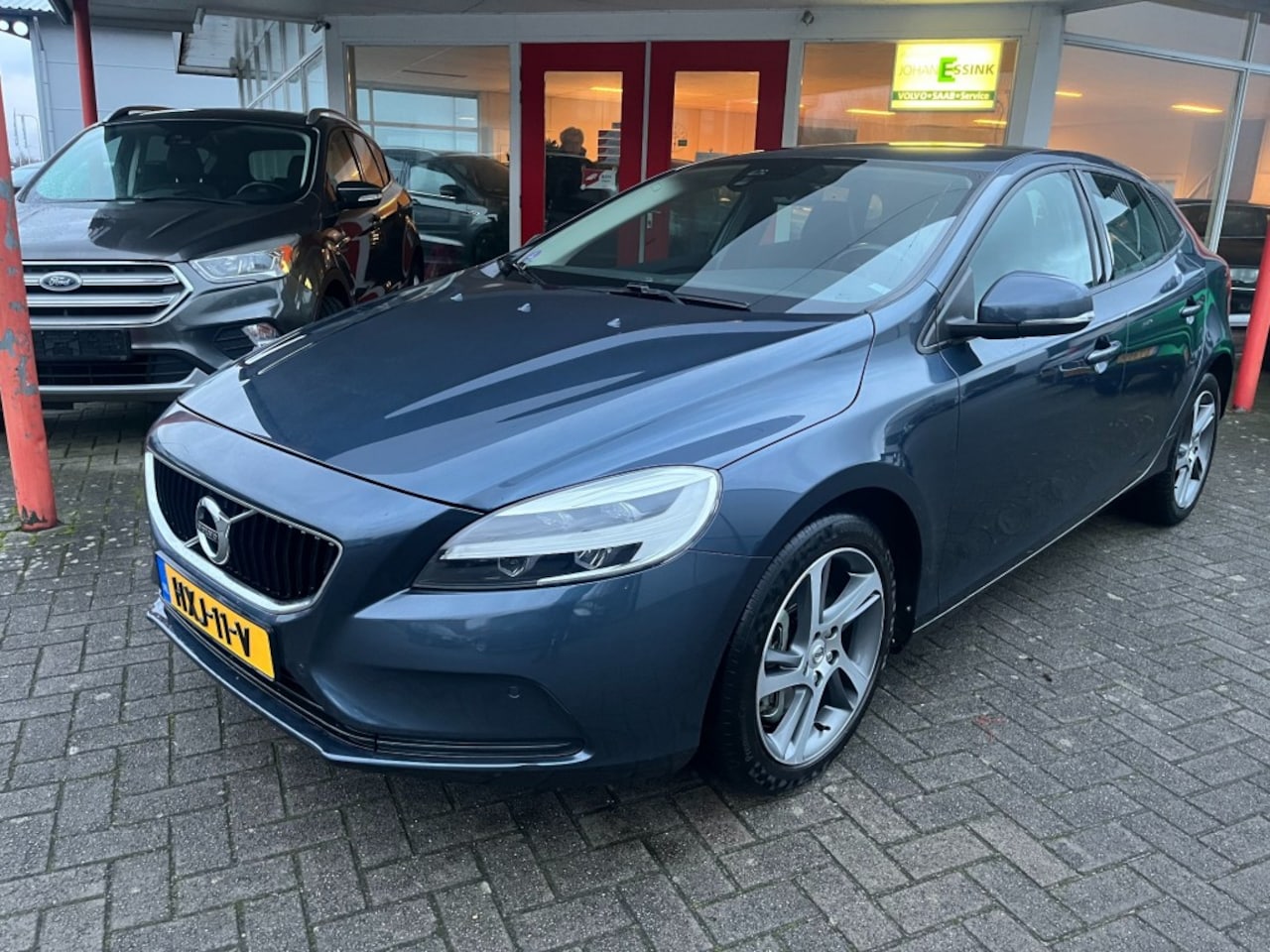 Volvo V40 - 5 122PK AUTOMAAT Momentum LED/Achteruirijcamera/winterpakket - AutoWereld.nl