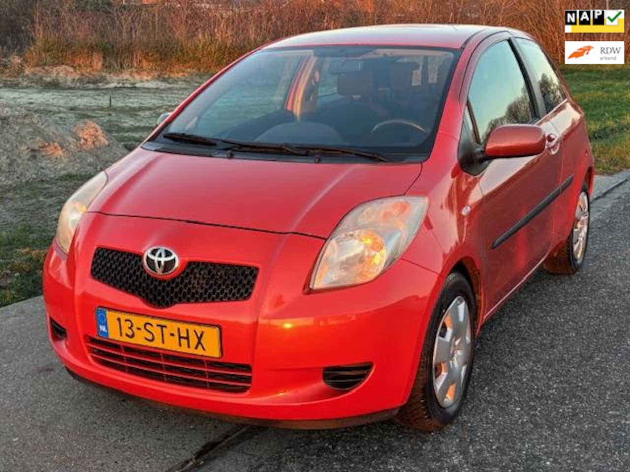 Toyota Yaris - 1.3 VVTi Sol 3-Drs Airco Electric pakket Audio/CD ABS EBD Colorpakket Dealeronderhoud Nieu - AutoWereld.nl