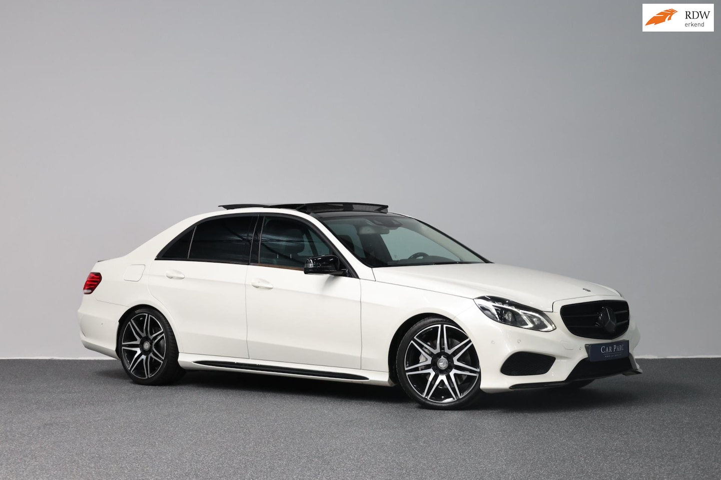 Mercedes-Benz E-klasse - 400 AMG LED/PANORAMADAK/LEER+S.VERWARMING+VERKOELING/19" LMV/CAM/ACC/ECC/12 MND GARANTIE! - AutoWereld.nl