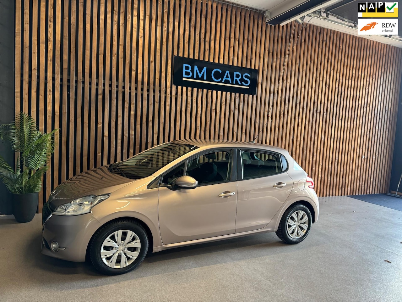 Peugeot 208 - 1.2 VTi Envy Clima, Navigatie, Parksensor - AutoWereld.nl