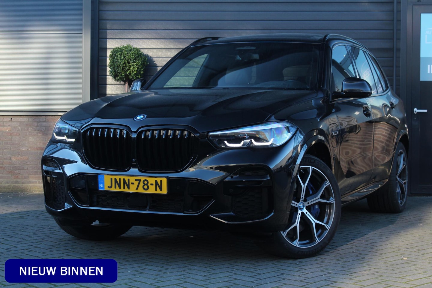 BMW X5 - xDrive45e M-Sport Skylounge | Panoramadak | Soft Close | Mee sturende achteras | Adaptief| - AutoWereld.nl