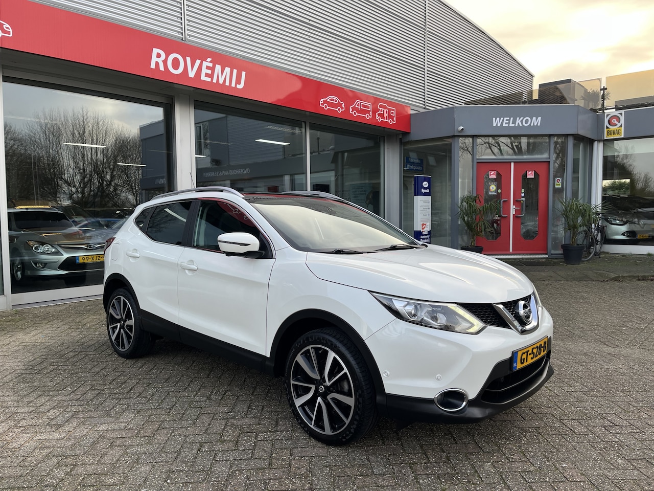 Nissan Qashqai - 1.6 Tekna Panoramadak, Trekhaak, Cruise, 360 camera, Parkeersensoren. - AutoWereld.nl