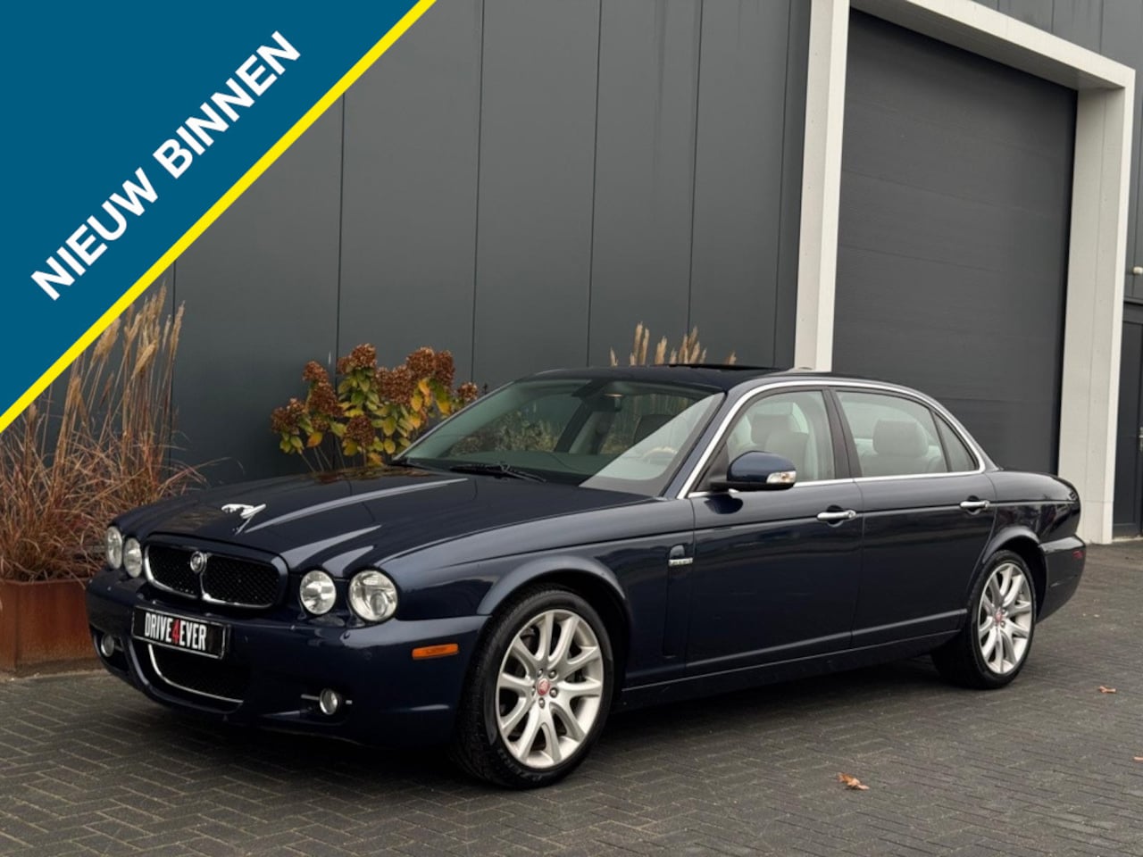 Jaguar XJ - 4.2 V8 Executive FULL YOUNGTIMER NAVI SCHUIFDAK LEDER - AutoWereld.nl