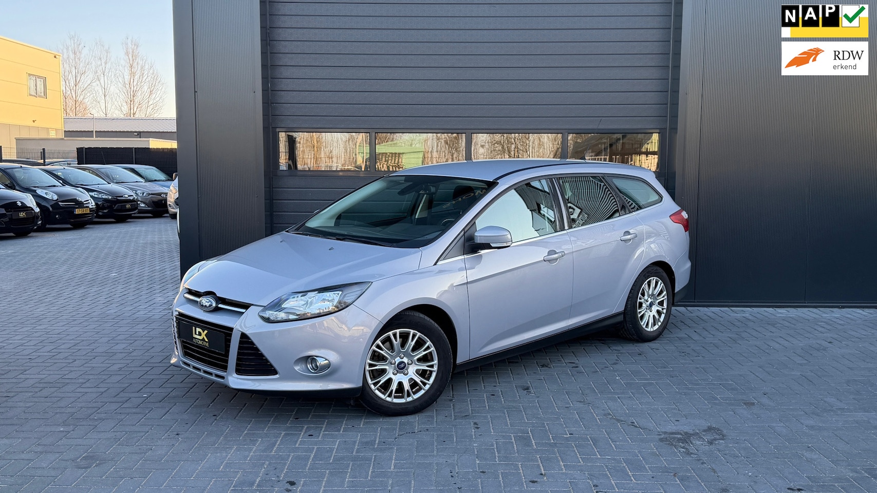 Ford Focus Wagon - 1.6 EcoBoost Titanium Airco|Trekhaak|LM Velgen - AutoWereld.nl