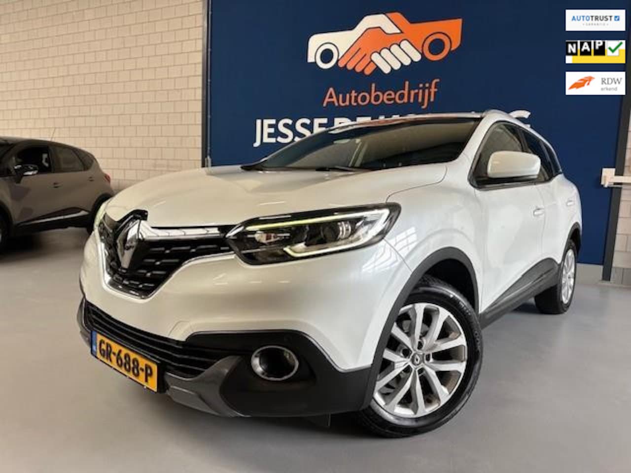 Renault Kadjar - 1.2 TCe Intens /bj.2015/ parelmoer wit/ climate/trekhaak/half leder/camera/scherm/NAP met - AutoWereld.nl