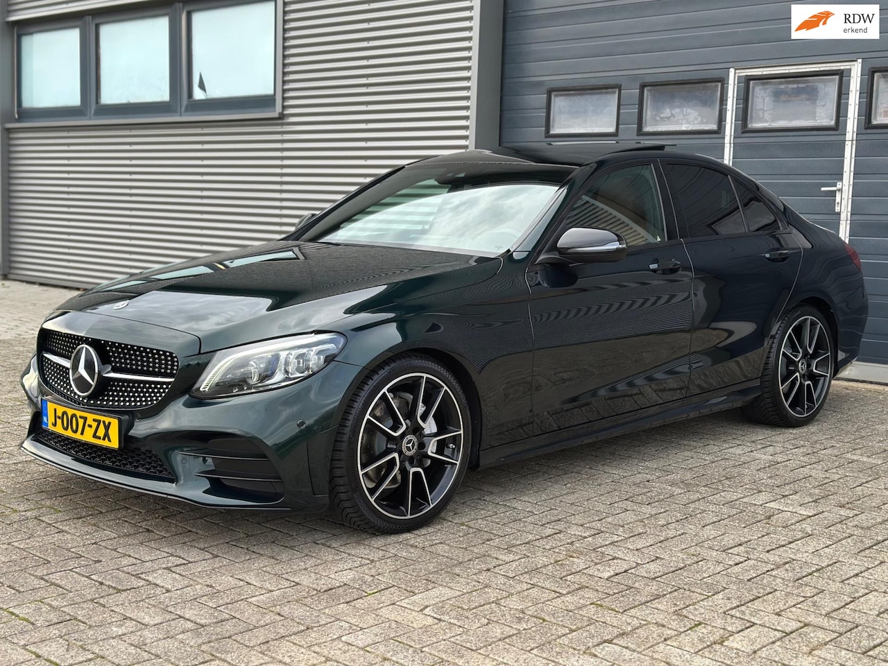 Mercedes-Benz C-klasse - 200 Premium Plus - AMG - PANO - TREKHAAK - ZEER NETTE STAAT. - AutoWereld.nl