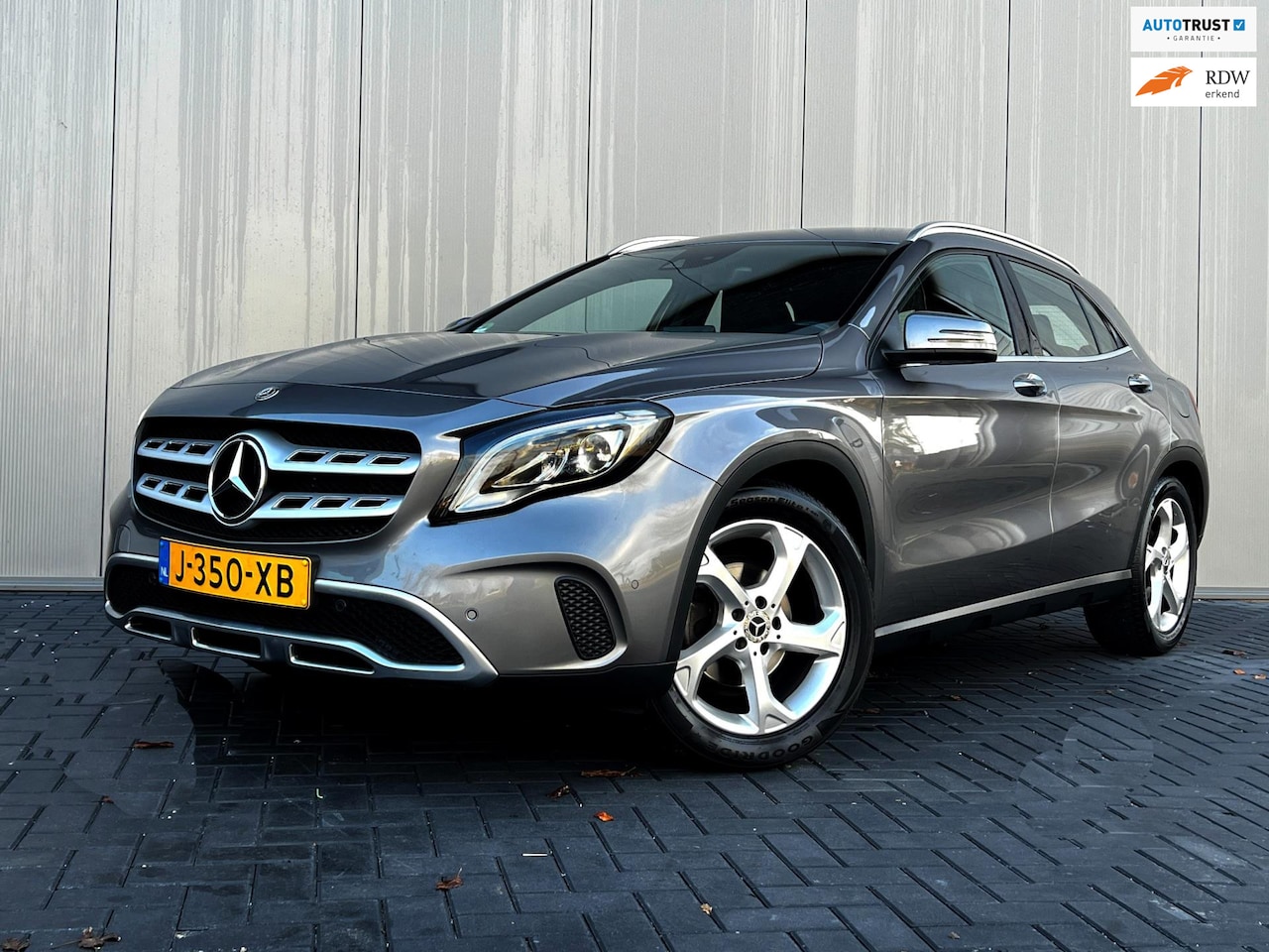 Mercedes-Benz GLA-Klasse - 180 Ambition Navi_Carplay_Camera_Trekh_Clima_Cruise - AutoWereld.nl