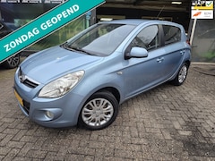 Hyundai i20 - 1.2i DynamicVersion | NIEUWE APK | AIRCO | 12MND GARANTIE | ELEC RAMEN |
