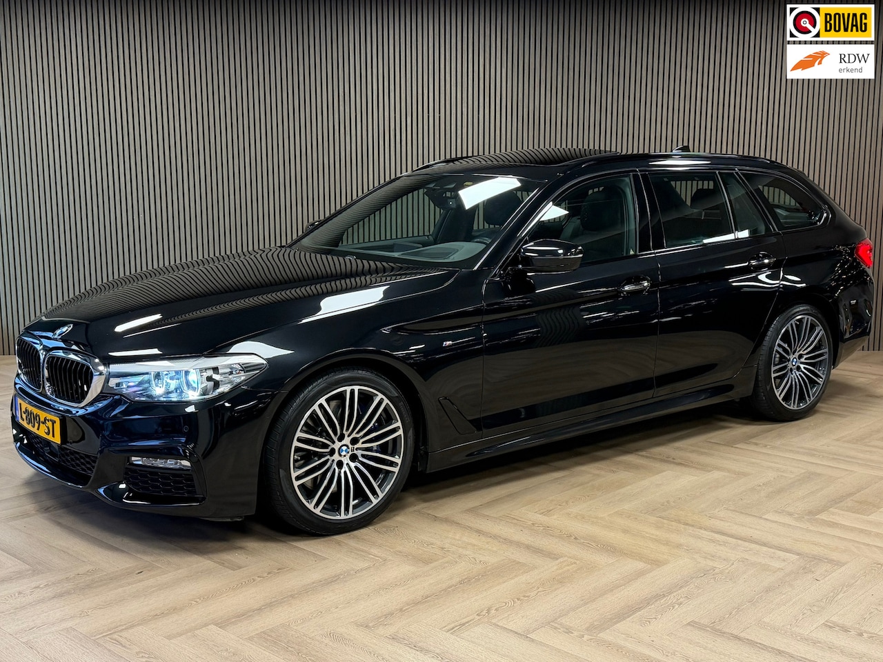 BMW 5-serie Touring - 540i M xDrive High Executive AUT. PANORAMADAK HEAD-UP NAVIGATIE CAMERA STOELVERWARMING LED - AutoWereld.nl