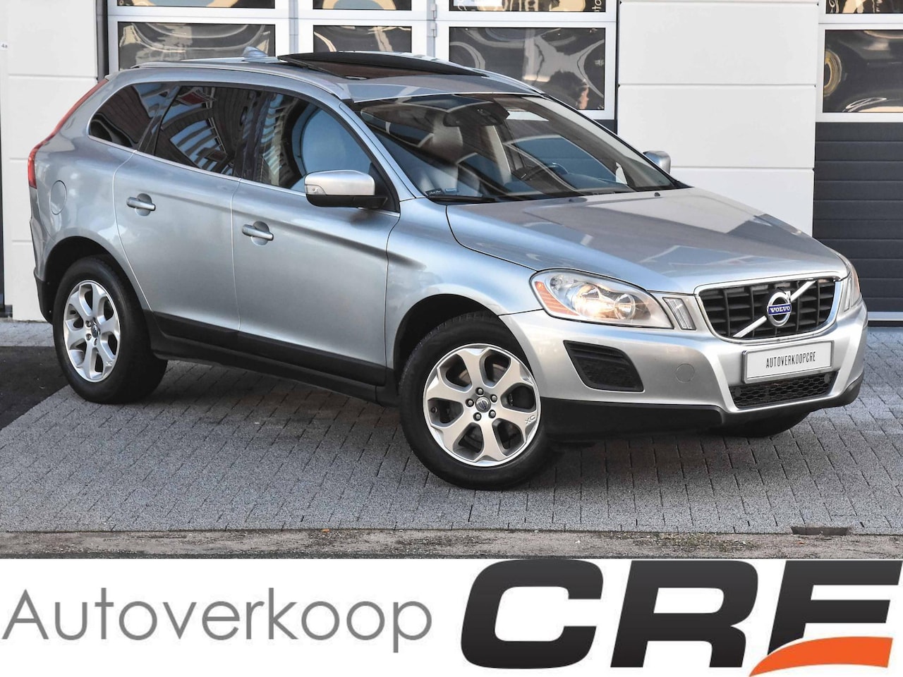 Volvo XC60 - 3.2 AWD Momentum automaat / zwart leer / panoramadak / trekhaak / cruise control / 4 elekt - AutoWereld.nl