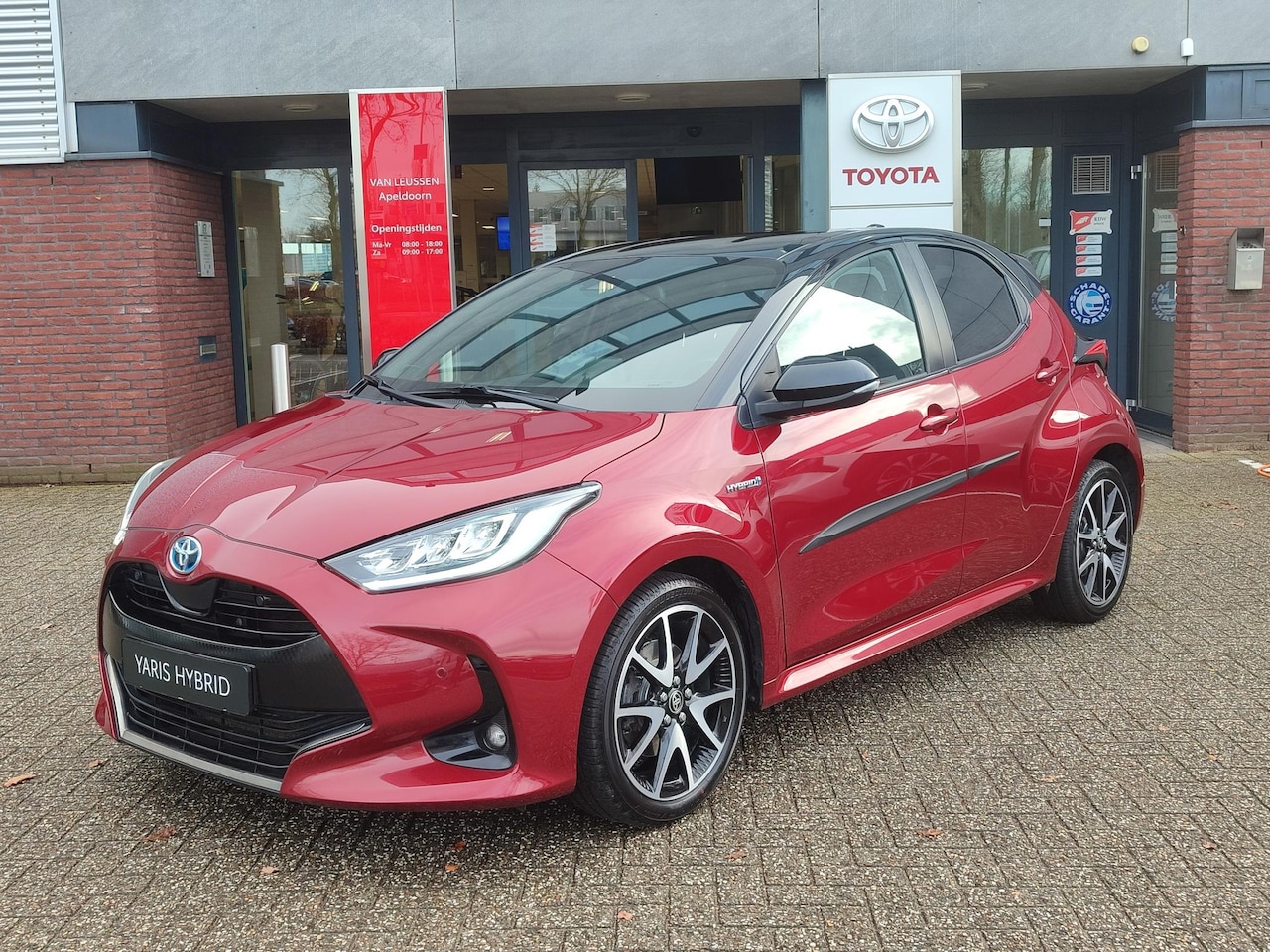 Toyota Yaris - 1.5 HYBRID EXECUTIVE BI-TONE 17'' LM-VELGEN BLIND SPOT NAVI PARK-SENSOREN CAMERA APPLE/AND - AutoWereld.nl