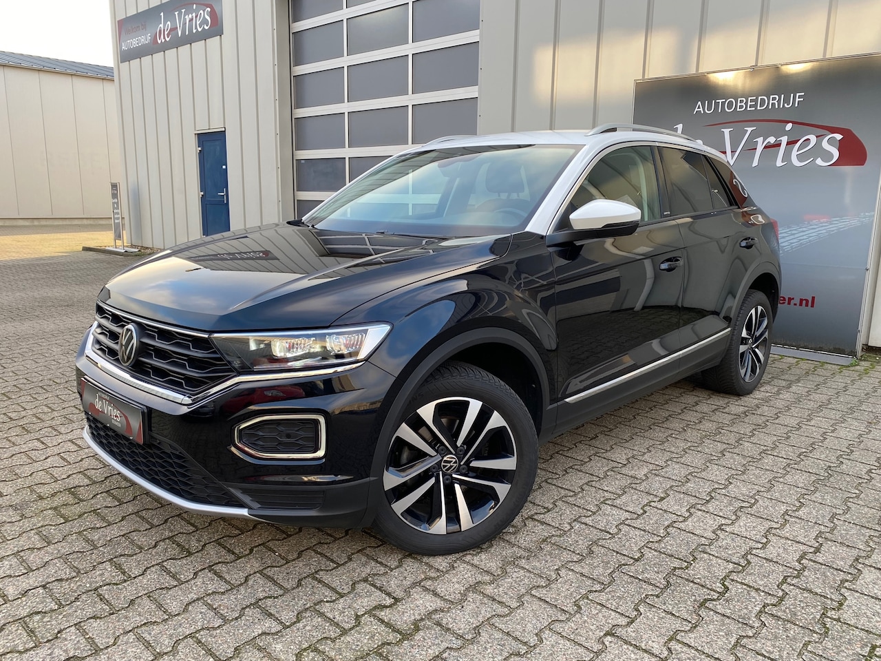 Volkswagen T-Roc - 1.5 TSI Style Business / Clima / Navi / Camera / Stoelverw. / Trekhaak / PDC / LMV - AutoWereld.nl