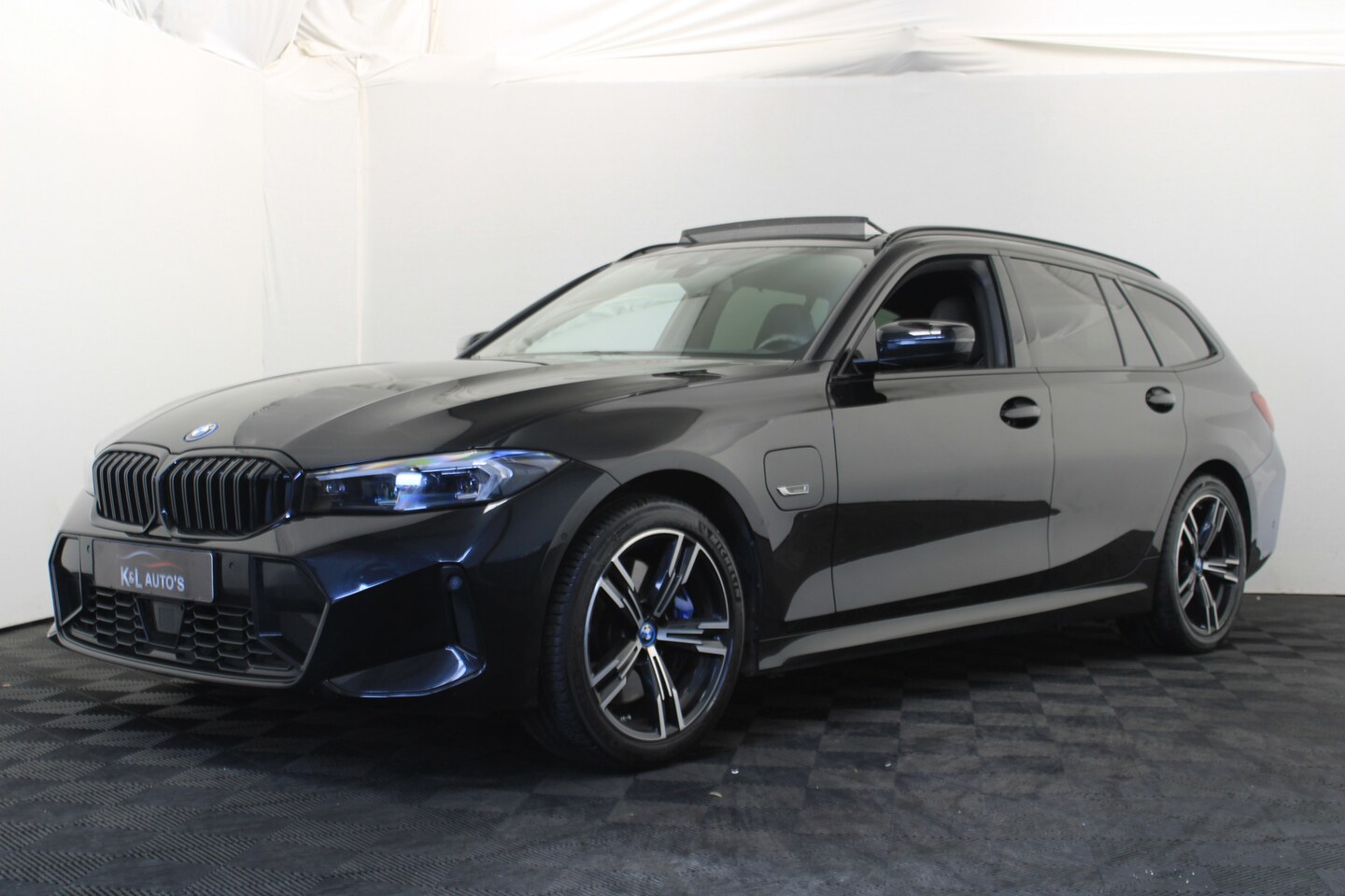 BMW 3-serie Touring - 330e M-Sport |Pano|M-Performance| - AutoWereld.nl