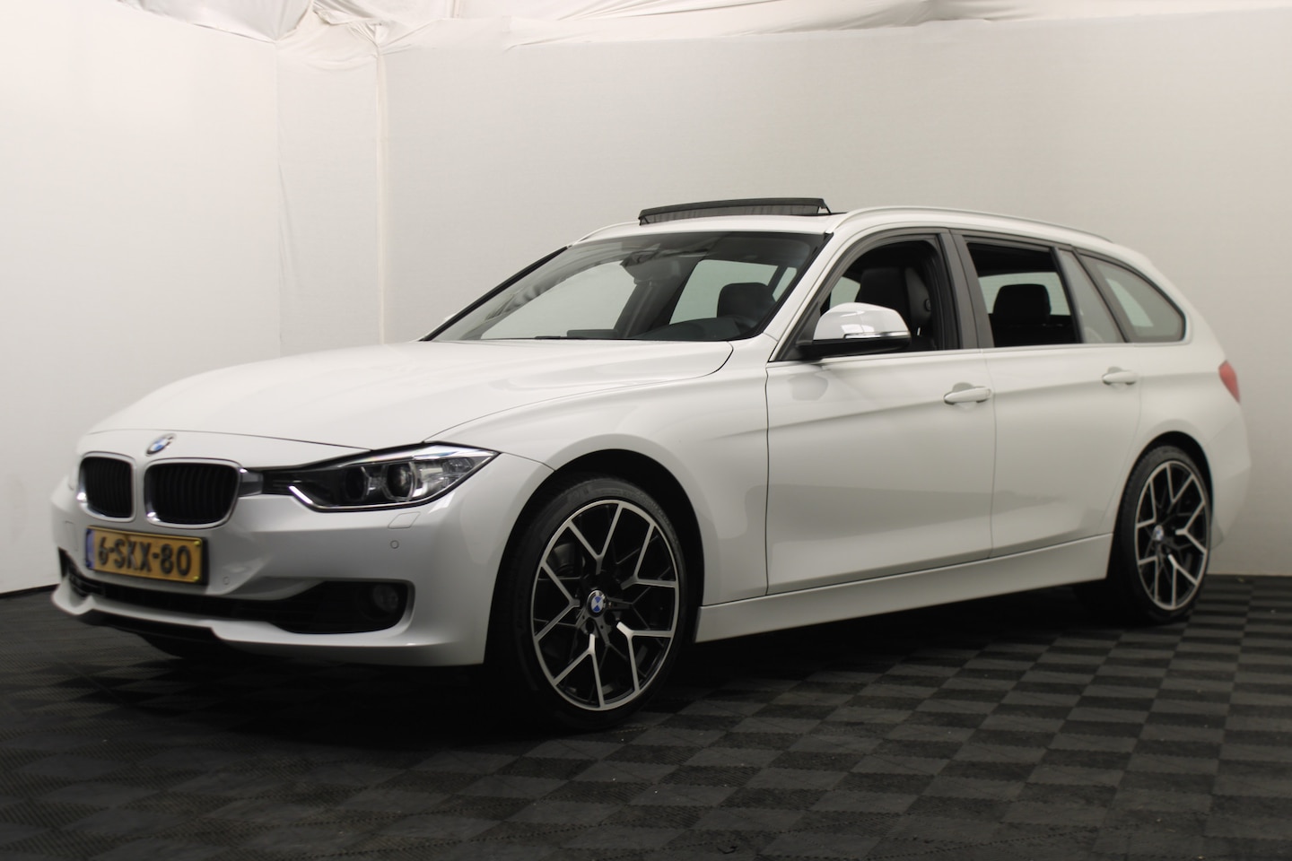 BMW 3-serie Touring - 320i xDrive High Executive |Pano| - AutoWereld.nl