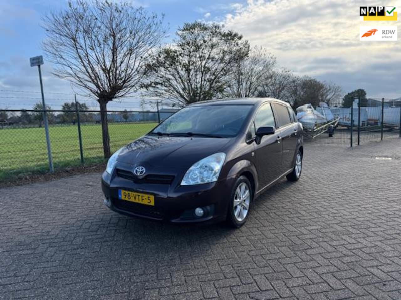 Toyota Verso - 2.2 D-4D , Grijs Kenteken , APK 24-09-2026 - AutoWereld.nl