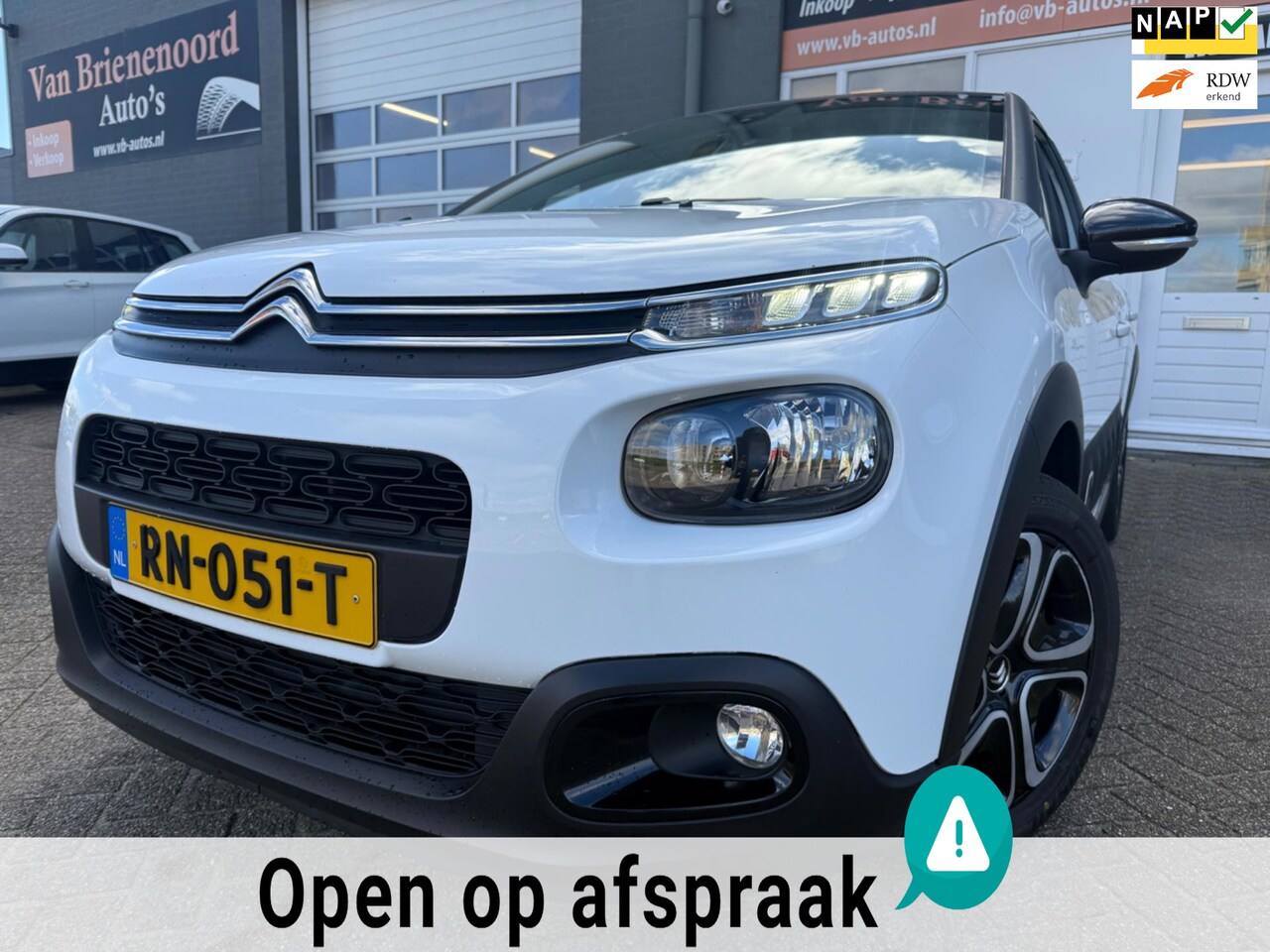 Citroën C3 - 1.2 PureTech Feel Edition met parkeersensoren en navigatie en bluetooth telefoon en airco - AutoWereld.nl