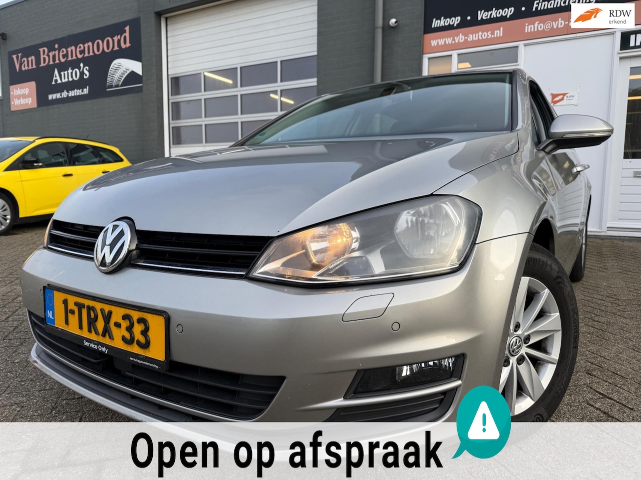 Volkswagen Golf - 1.2 TSI Highline 5 drs met parkeersensoren en automaat en met navigatie en bluetooth telef - AutoWereld.nl