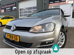 Volkswagen Golf - 1.2 TSI Highline 5 drs met parkeersensoren en automaat en met navigatie en bluetooth telef