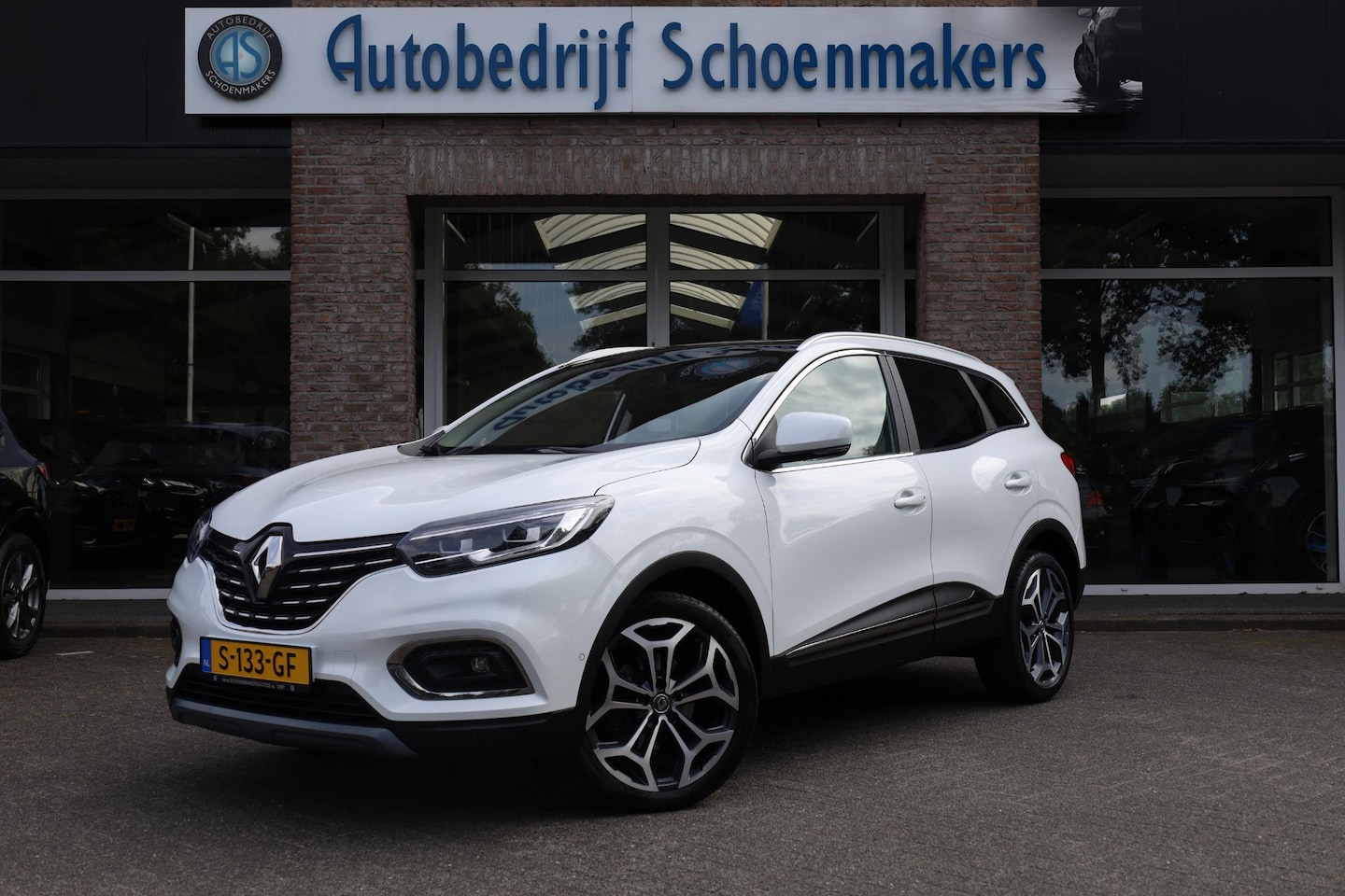 Renault Kadjar - 1.3 TCe Black Edition LEER CAMERA PANO ADAPTIVE-CRUISE CLIMA NAVI DAB ELEC.VERST.STOELEN/I - AutoWereld.nl
