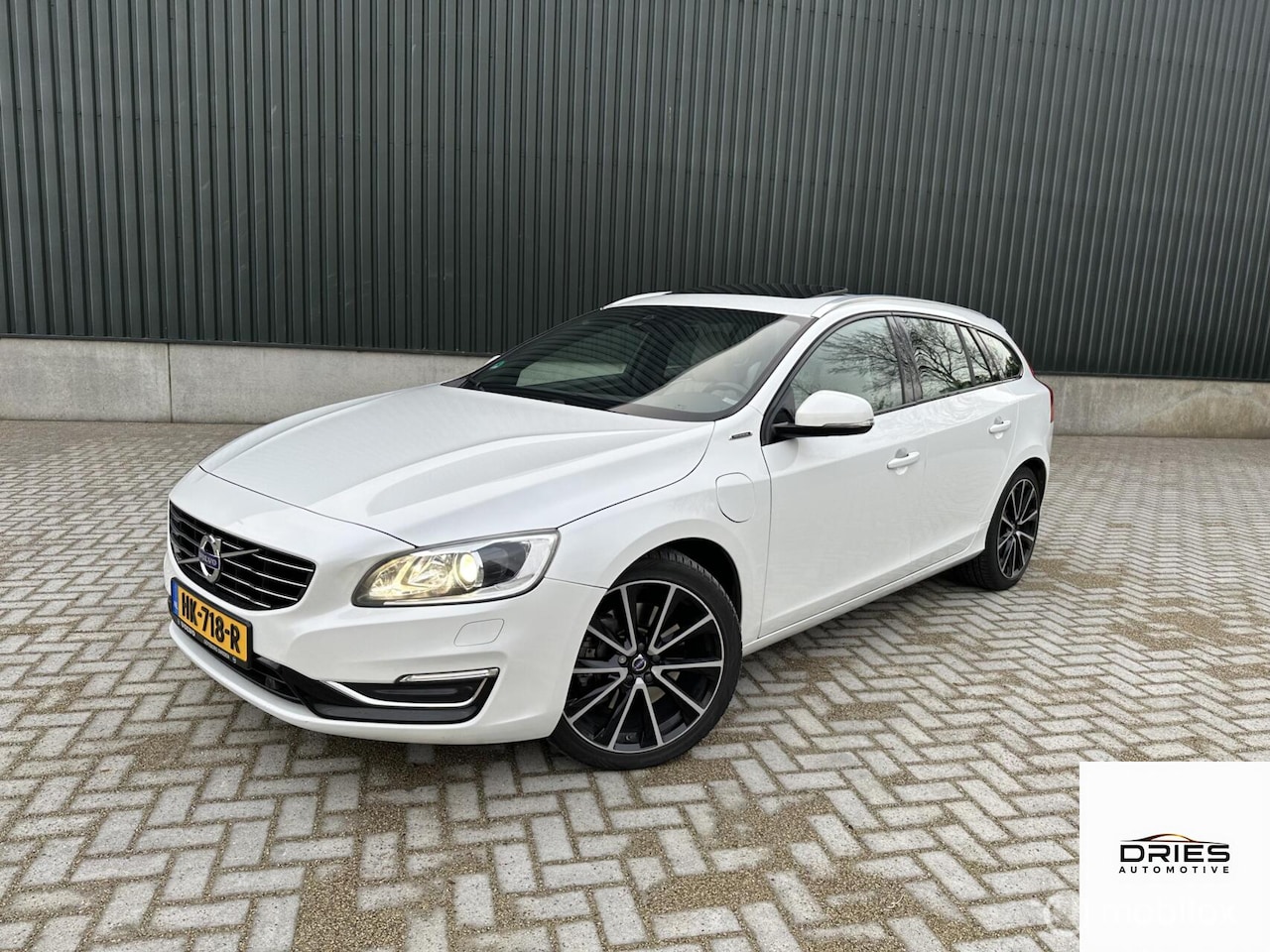 Volvo V60 - 2.4 D5 Twin Engine Special Edition l NWE APK l - AutoWereld.nl
