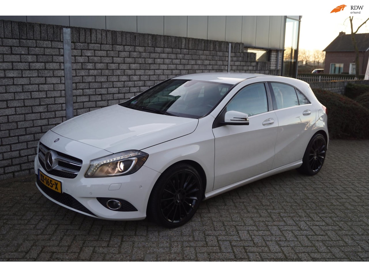 Mercedes-Benz A-klasse - 180 Ambition Half Leder/Stof Sportst Stoelverw Navi Camera Airco Cruise Xenon 2x PDC LMV E - AutoWereld.nl