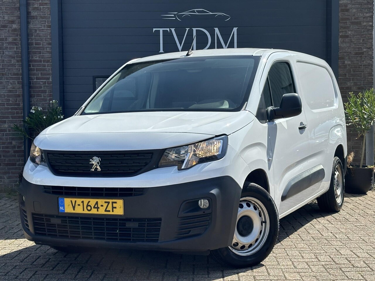 Peugeot Partner - 1.5 BlueHDI Premium Long Apple carplay Cruise Airco Schuifdeur Parkeersensor - AutoWereld.nl