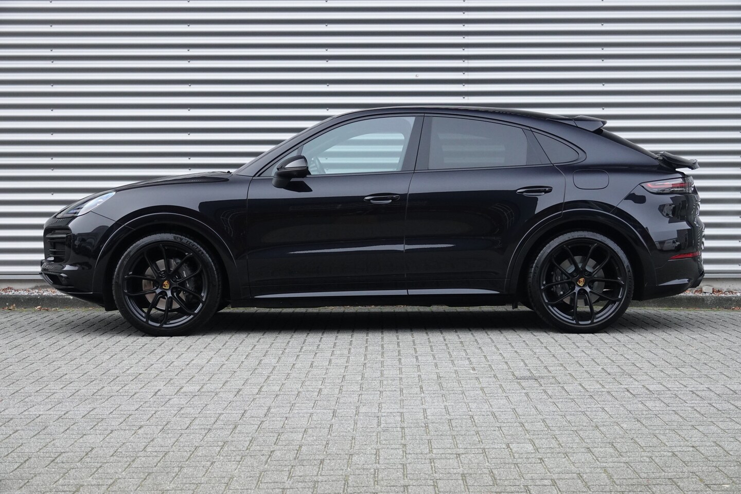 Porsche Cayenne Coupé - 3.0 E-Hybrid | Sportdesign Pakket | Achterasbesturing | Soft-Close |Sportuitlaten | 22" GT - AutoWereld.nl