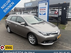 Toyota Auris Touring Sports - 1.2T Aspiration met o.a. camara, climate control, trekhaak, navigatie, dab, all season ban