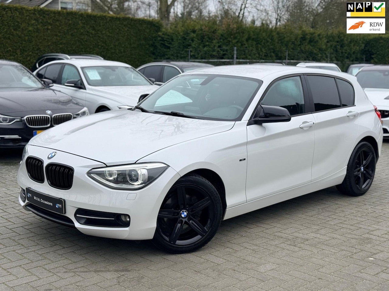 BMW 1-serie - 114i Upgrade Edition Sport|Nieuwe Ketting + Klepseals|Navigatie|Leder|Airco|Cruise control - AutoWereld.nl