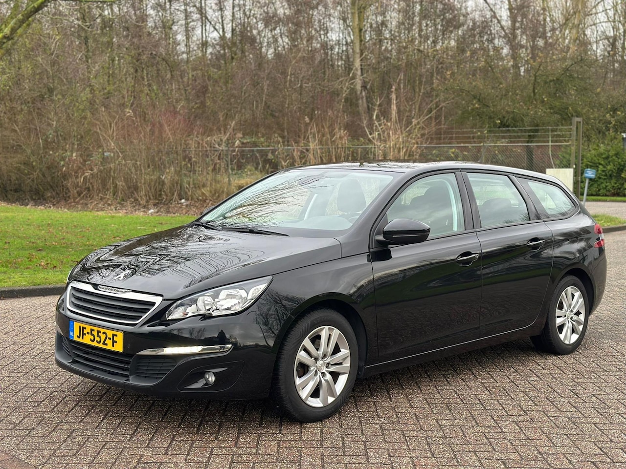 Peugeot 308 SW - 1.2 PureTech Allure/AIRCO/CRUISE/NAVI/PARKEERSENS VOOR-ACHTER/TREKHAAK - AutoWereld.nl