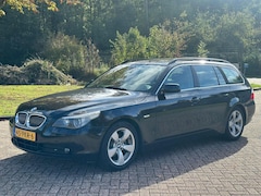 BMW 5-serie Touring - 523i Executive/AUTOMAAT/AIRCO/CRUISE/PANO/LEDER/NAVI/PARKEERSENS VOOR-ACHTER/VERWARMDE VOO